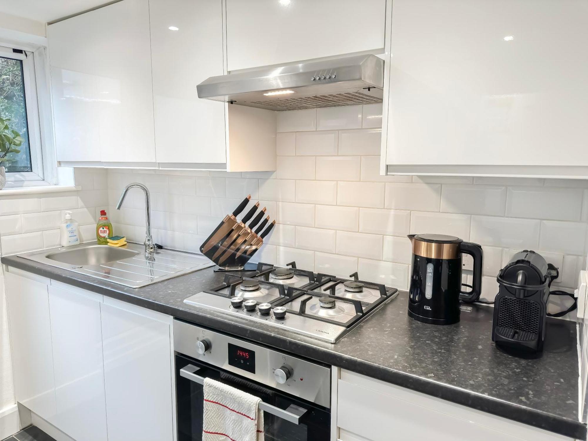 1-Bedroom Flat With Small Garden & Paid Parking In Finsbury Park, Highbury London Ngoại thất bức ảnh