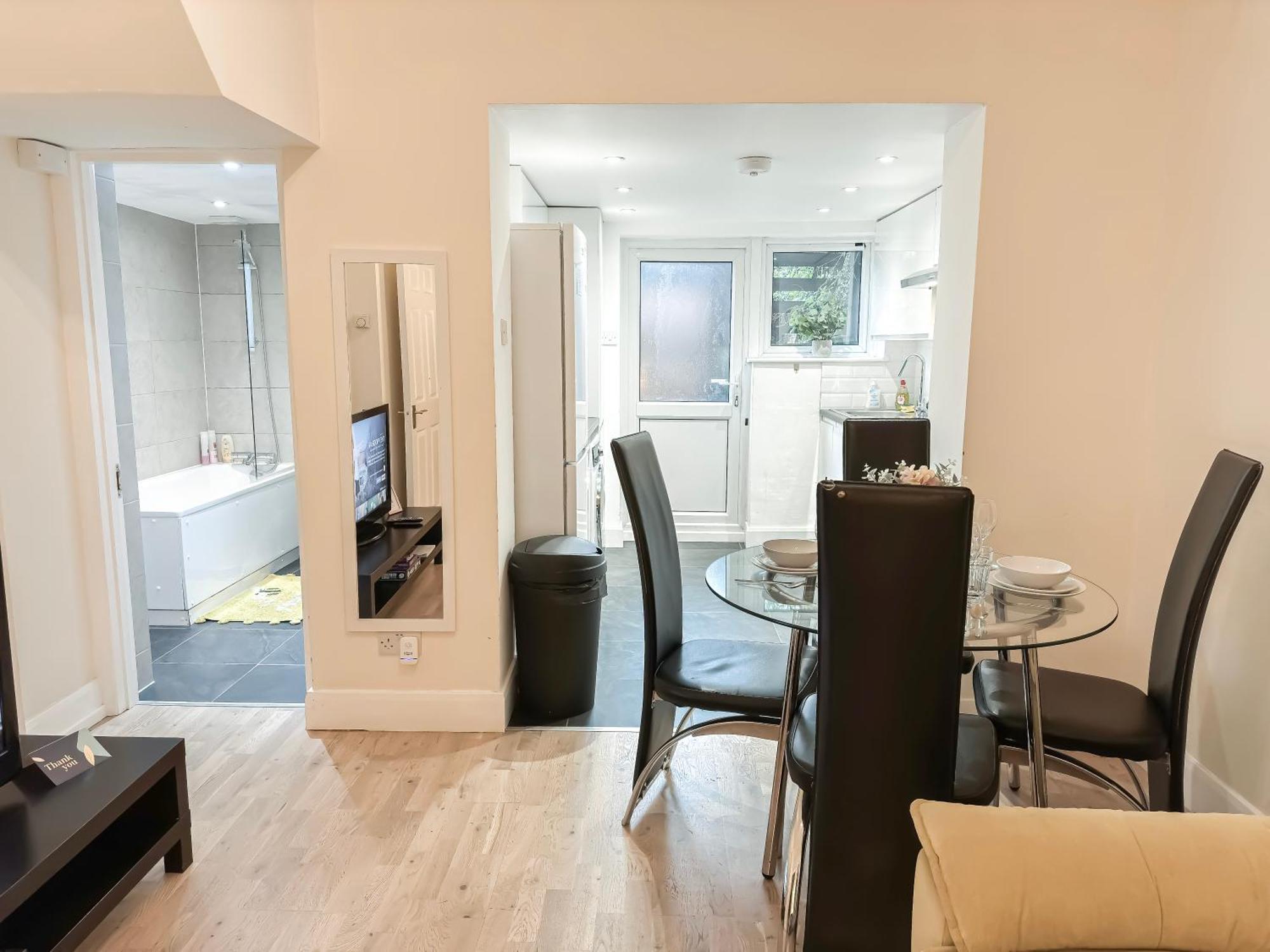 1-Bedroom Flat With Small Garden & Paid Parking In Finsbury Park, Highbury London Ngoại thất bức ảnh