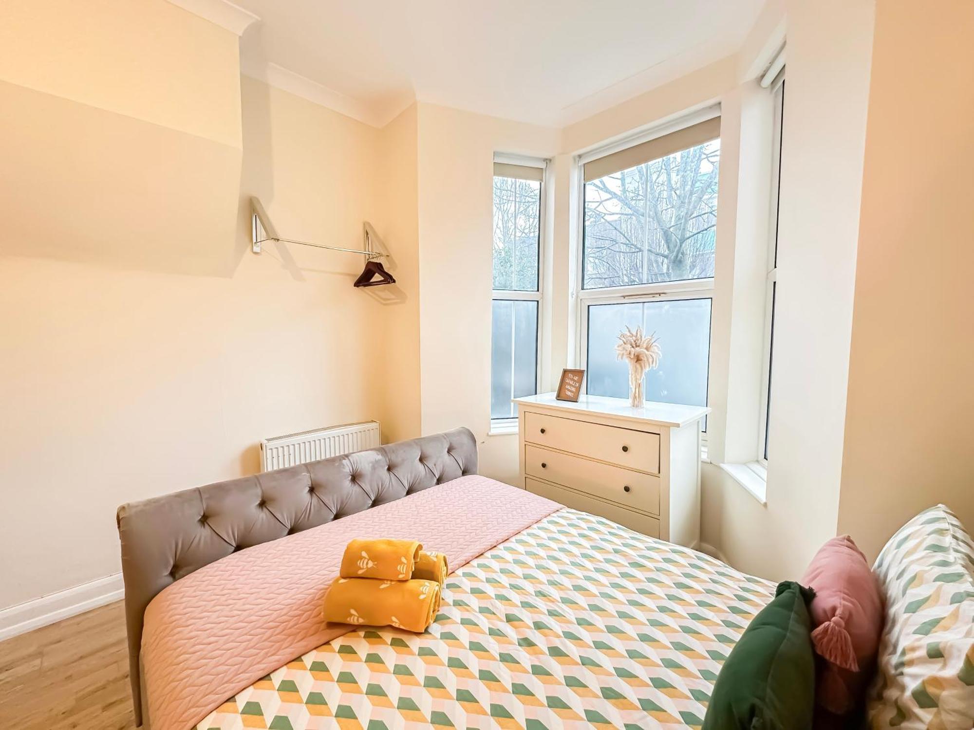 1-Bedroom Flat With Small Garden & Paid Parking In Finsbury Park, Highbury London Ngoại thất bức ảnh