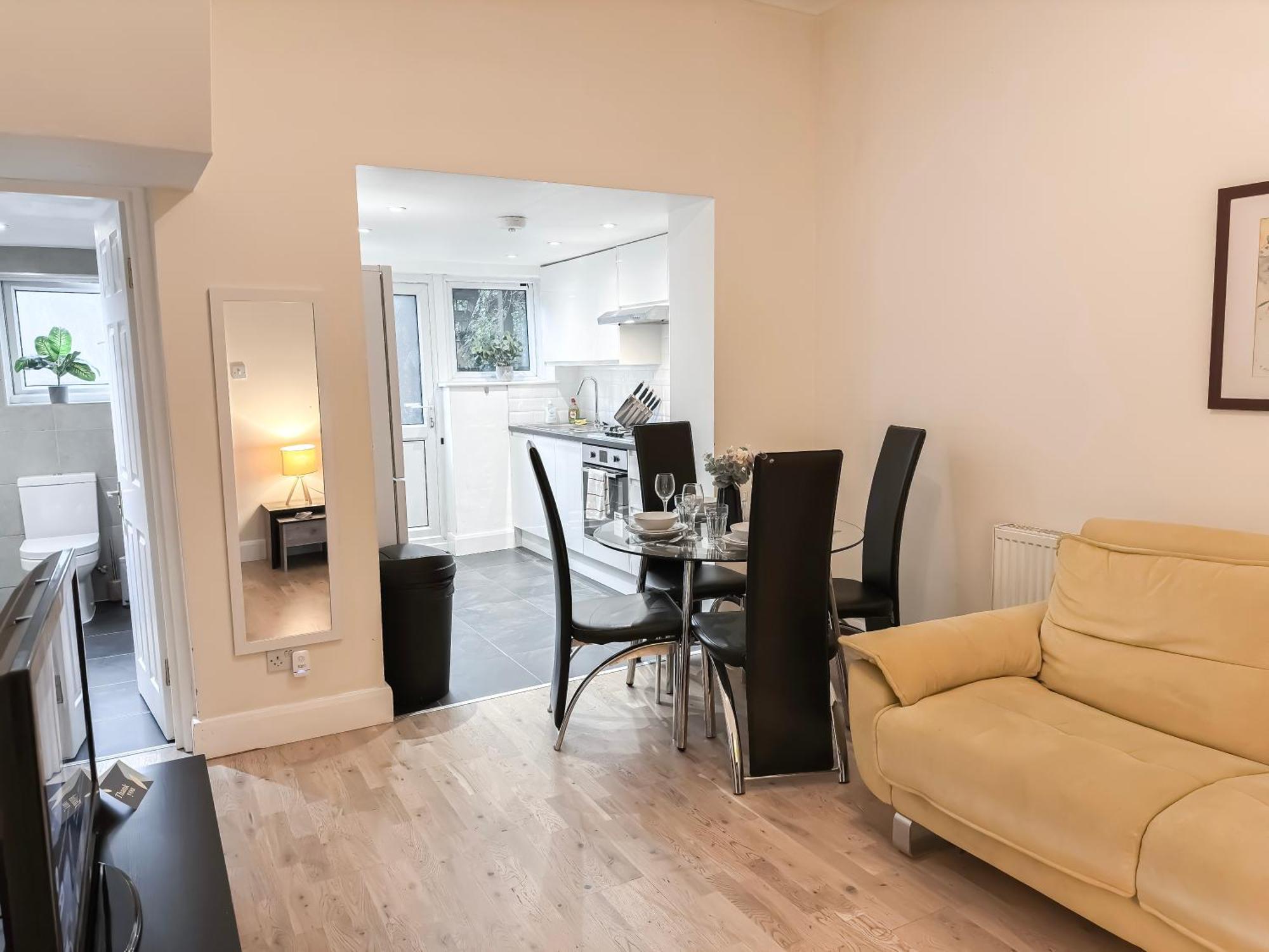 1-Bedroom Flat With Small Garden & Paid Parking In Finsbury Park, Highbury London Ngoại thất bức ảnh