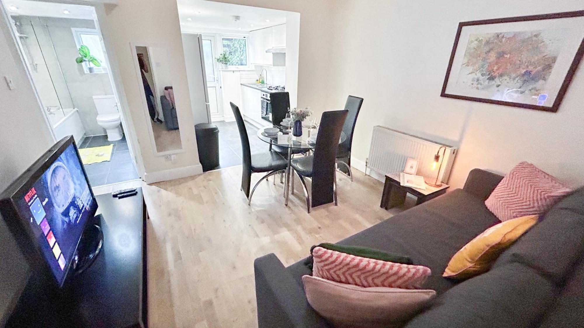 1-Bedroom Flat With Small Garden & Paid Parking In Finsbury Park, Highbury London Ngoại thất bức ảnh
