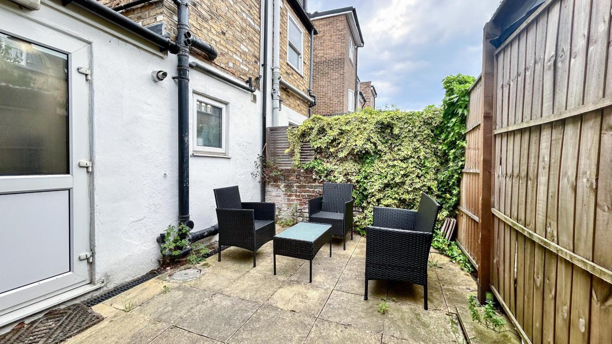 1-Bedroom Flat With Small Garden & Paid Parking In Finsbury Park, Highbury London Ngoại thất bức ảnh