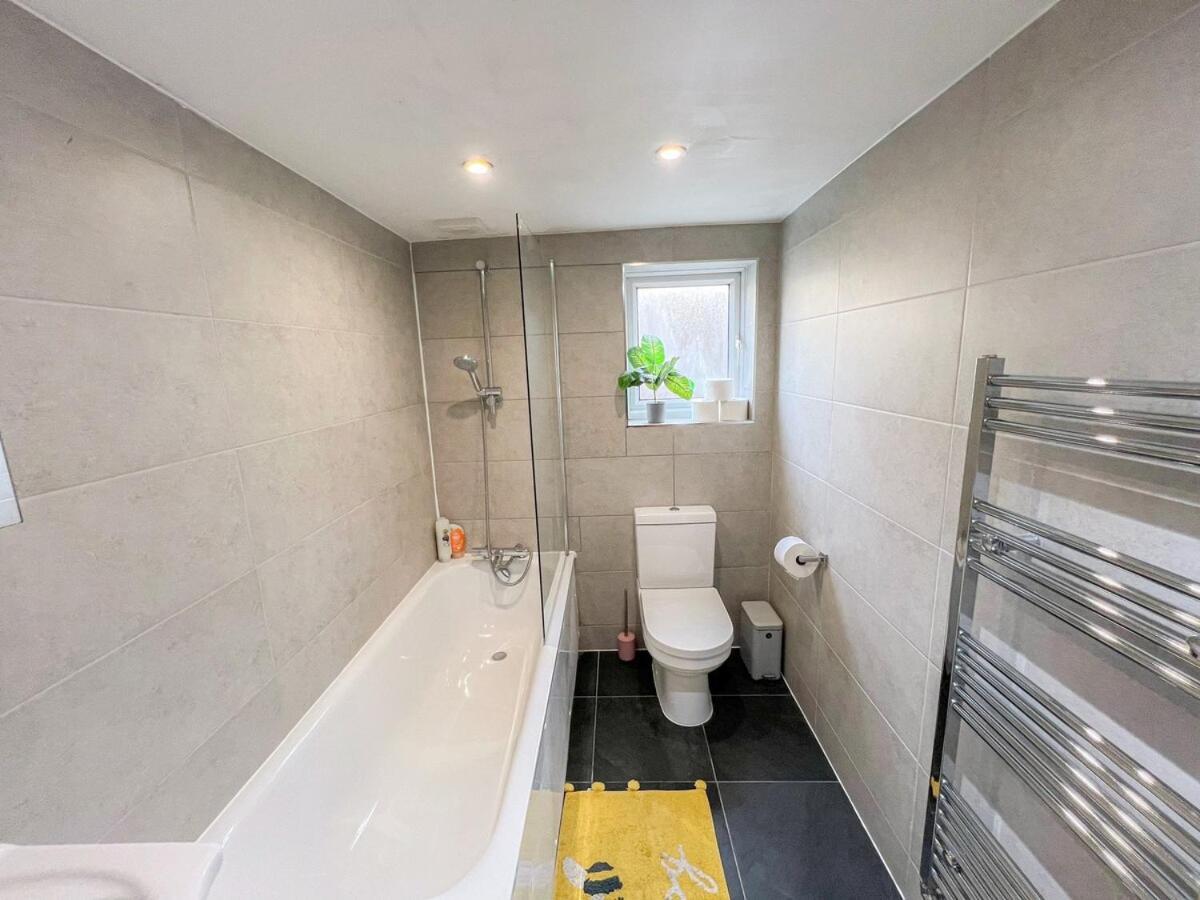 1-Bedroom Flat With Small Garden & Paid Parking In Finsbury Park, Highbury London Ngoại thất bức ảnh
