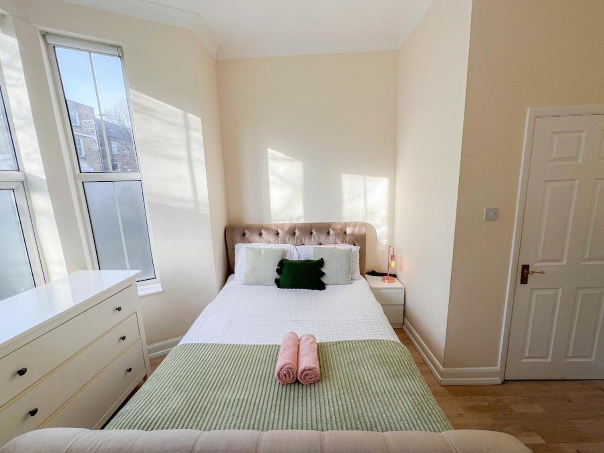 1-Bedroom Flat With Small Garden & Paid Parking In Finsbury Park, Highbury London Ngoại thất bức ảnh