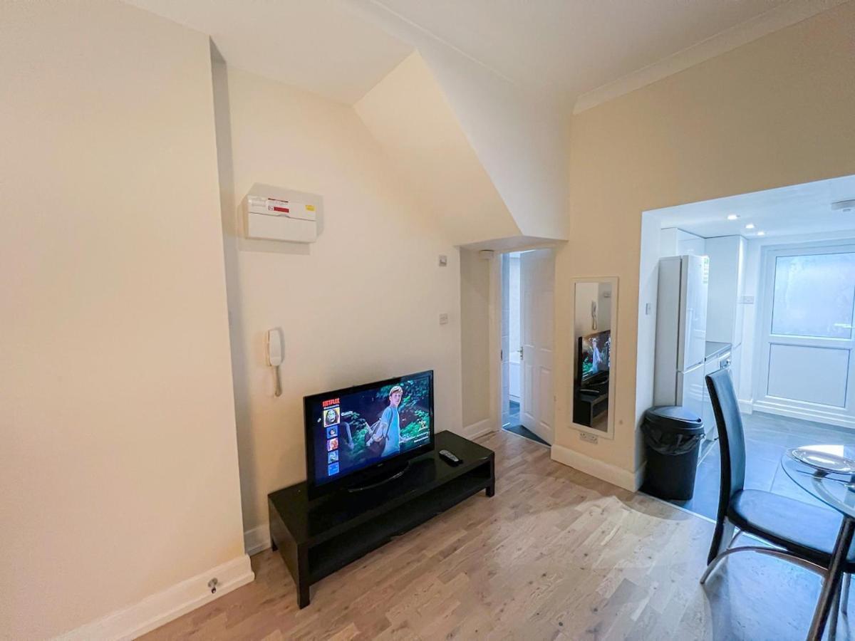 1-Bedroom Flat With Small Garden & Paid Parking In Finsbury Park, Highbury London Ngoại thất bức ảnh