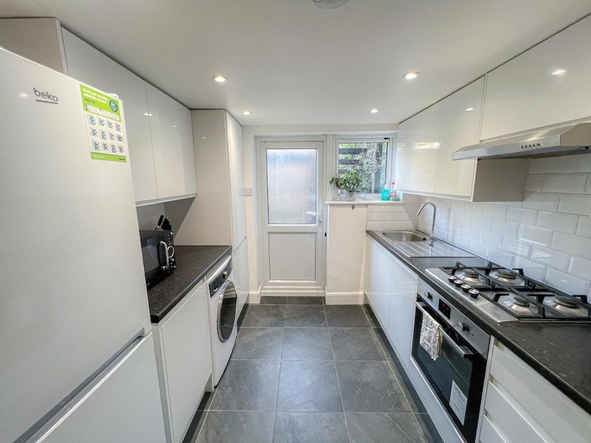 1-Bedroom Flat With Small Garden & Paid Parking In Finsbury Park, Highbury London Ngoại thất bức ảnh