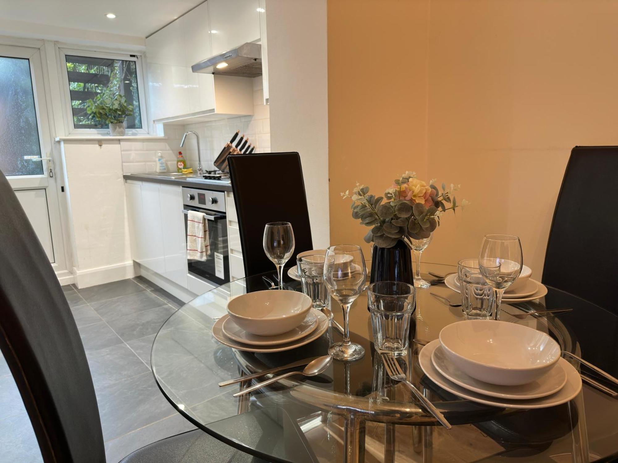 1-Bedroom Flat With Small Garden & Paid Parking In Finsbury Park, Highbury London Ngoại thất bức ảnh